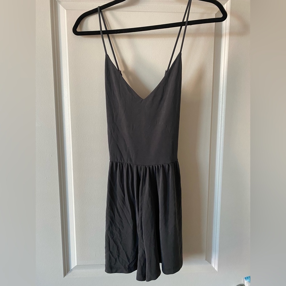 Women’s Forever 21 Dark Gray Spaghetti Strap Romper w/ Crisscross Back Size L